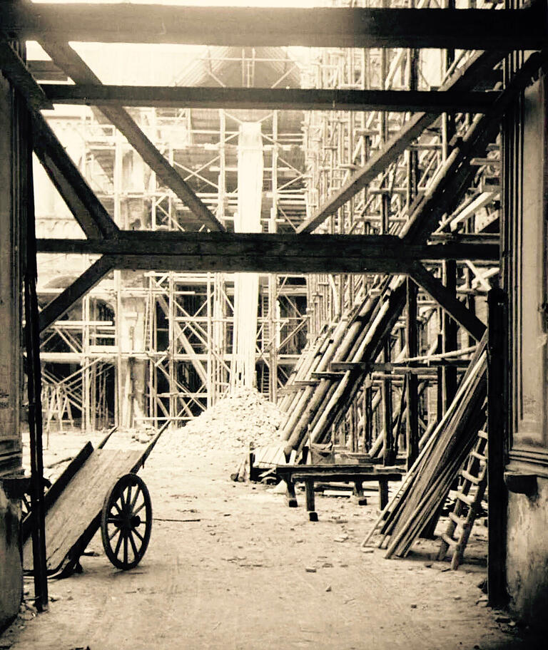 Der Innenraum des im Februar 1946 eingestürzten Würzburger Domes am 10. November 1951. Der Wiederaufbau hat nach jahrelanger Verzögerung endlich begonnen. Der Innenraum des im Februar 1946 eingestürzten Würzburger Domes am 10. November 1951. Der Wiederaufbau hat nach jahrelanger Verzögerung endlich begonnen.