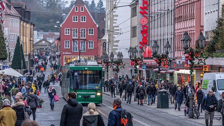 Immer mehr Menschen müssen aufgrund von Corona-Infektionen in Quarantäne. Dadurch entstehen Personalengpässe. Was erwartet Kunden in Würzburg künftig beim Shopping? Immer mehr Menschen müssen aufgrund von Corona-Infektionen in Quarantäne. Dadurch entstehen Personalengpässe. Was erwartet Kunden in Würzburg künftig beim Shopping?