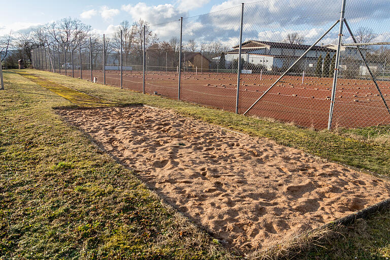 Der Schulverband Bachgrund möchte die Weitsprunganlage an den Gössenheimer Tennisplätzen für den Schulsport durch den Einbau einer Tratanbahn ertüchtigen. Der Schulverband Bachgrund möchte die Weitsprunganlage an den Gössenheimer Tennisplätzen für den Schulsport durch den Einbau einer Tratanbahn ertüchtigen.