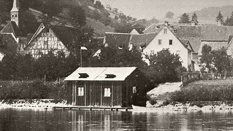 Das Badehäuschen mit vier Badekabinen in Mühlbach. Das Badehäuschen mit vier Badekabinen in Mühlbach.