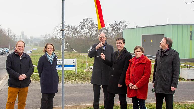 Nun ist es offiziell: Den Karl-Ritter-von-Frisch-Weg auf dem Hubland-Campus gibt es nicht mehr, neue Namensgeberin ist Barbara Thein. Das Bild zeigt von links: Axel Metz, Anja Schlömerkemper, Paul Pauli, Christian Schuchardt, Brigitte Burrichte und Markus Holtz.