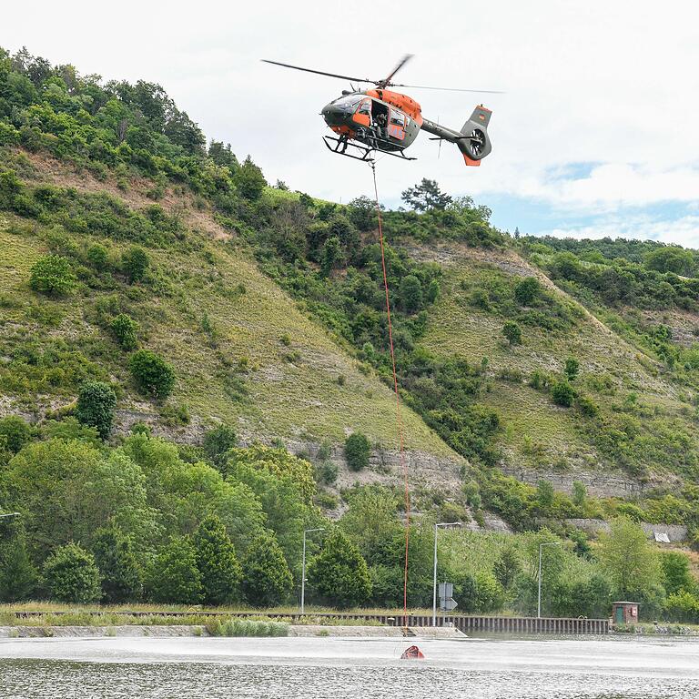 Übung für den Ernstfall Waldbrand: Die Würzburger Feuerwehrschule bildet Flughelfer für Löschhubschrauber aus.