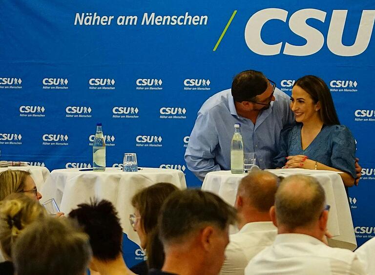 Herzlich gehen die beiden Kontrahenten, Marc Zenner und Hülya Düber, im innerparteilichen Wettstreit um die Direktkandidatur miteinander um.&nbsp;