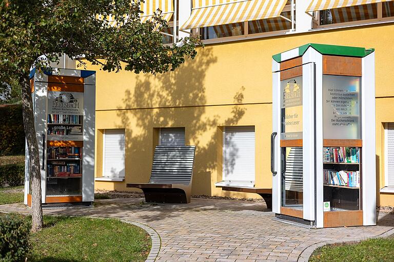 An der Grundschule in der 'Oberen Heuernte' in Ebelsbach stehen zwei öffentliche Bücherschränke - jeweils für große und kleine Leserinnen und Leser. An der Grundschule in der 'Oberen Heuernte' in Ebelsbach stehen zwei öffentliche Bücherschränke - jeweils für große und kleine Leserinnen und Leser.