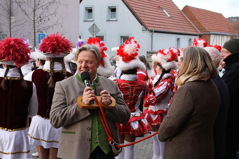 Gefesselt und doch um kein Wort verlegen - Bürgermeister Stefan Wohlfart und die Gemeinderäte machten den närrischen Rathaussturm mit. Gefesselt und doch um kein Wort verlegen - Bürgermeister Stefan Wohlfart und die Gemeinderäte machten den närrischen Rathaussturm mit.