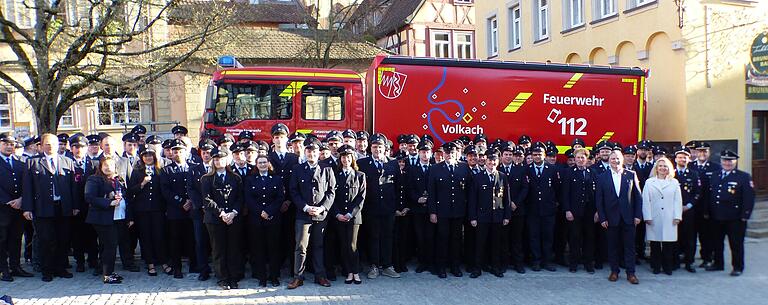 An die 100 Feuerwehrkräfte der Volkacher Wehr sowie der Stadtteilwehren kamen zum Marktplatz, um die Ehrennadel 'Fluthelfer' in Empfang zu nehmen. An die 100 Feuerwehrkräfte der Volkacher Wehr sowie der Stadtteilwehren kamen zum Marktplatz, um die Ehrennadel 'Fluthelfer' in Empfang zu nehmen.