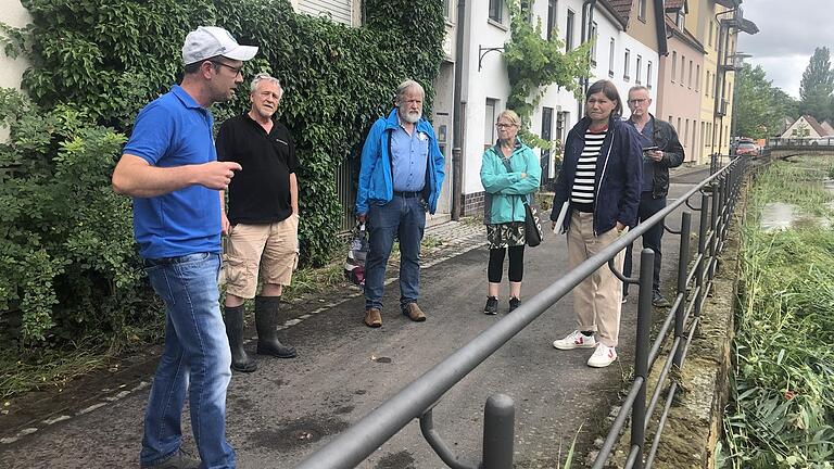 Grünen-Politiker sahen sich die Folgen des Hochwassers an der Altach in Zeil an. Das Bild zeigt (von links) den Feuerwehrkommandanten Tobias Hetterich, Kinobetreiber Bruno Schneyder, Stadt- und Kreisrat Harald Kuhn, Kreisvorstandssprecherin Margit Pickel-Schmitt, MdB Manuela Rottmann, und Kreisvorstandssprecher Christoph Appel.