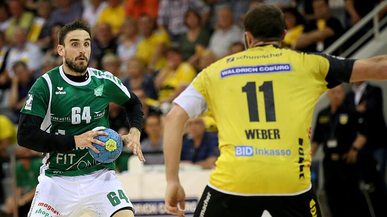 Den Traum vieler fränkischer Handball-Talente hat Benjamin Herth (links) in seiner Zeit bei den Rimparer Wölfen gelebt: Im Frankenderby zwischen Rimpar und Coburg auf dem Parkett stehen.