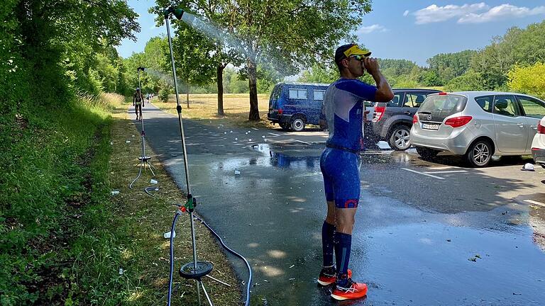 Beim 14. Laufstil Würzburg Triathlon in Erlabrunn konnten sich die Athleten an der Laufstrecke abduschen.