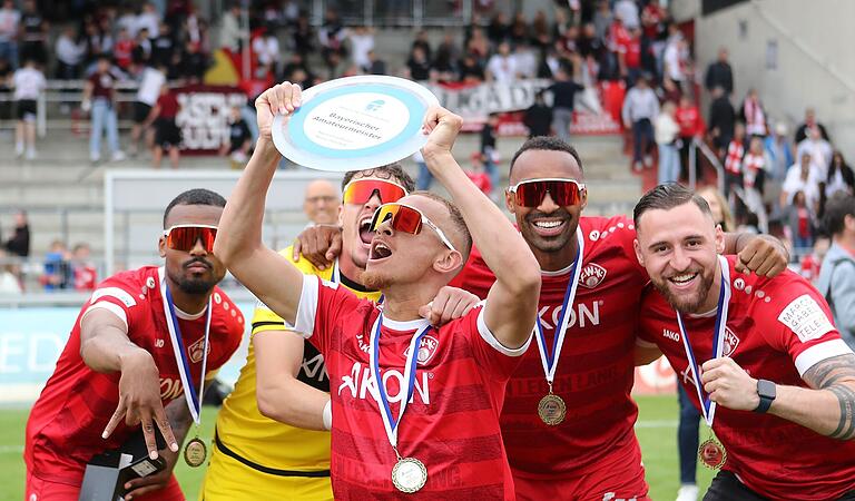 Party mit Sonnenbrillen: (von links) Fabrice Montcheu, Vincent Friedsam, Benyas Junge-Abiol, Saliou Sane und Lukas Gottwalt zelebrieren den Titel. Party mit Sonnenbrillen: (von links) Fabrice Montcheu, Vincent Friedsam, Benyas Junge-Abiol, Saliou Sane und Lukas Gottwalt zelebrieren den Titel.
