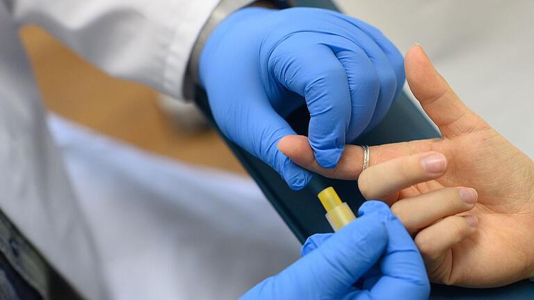 HIV-Test       -  Mit einem Bluttest kann festgestellt werden, ob jemand mit HIV infiziert ist. (Archivbild)