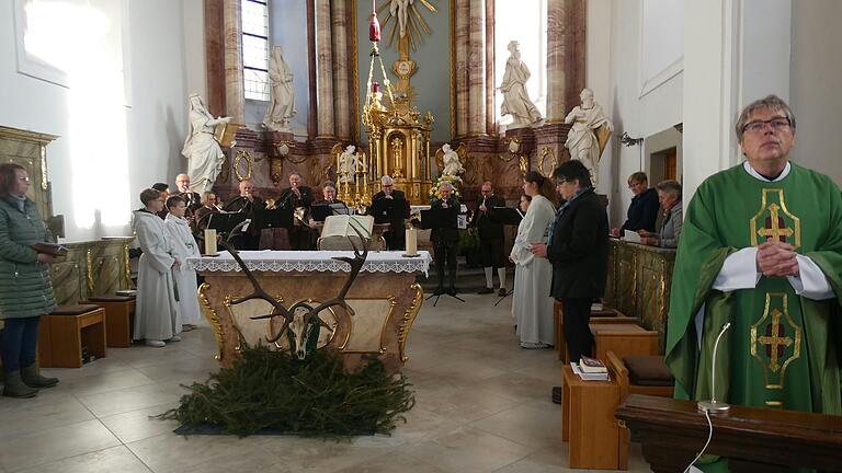 Die Parforcehornbläser des Jagdschutzvereins Schweinfurt umrahmen die Hubertusmesse des Jagdschutzvereins Schweinfurt musikalisch. Rechts im Bild Pfarrer Thomas Amrehn. Die Parforcehornbläser des Jagdschutzvereins Schweinfurt umrahmen die Hubertusmesse des Jagdschutzvereins Schweinfurt musikalisch. Rechts im Bild Pfarrer Thomas Amrehn.