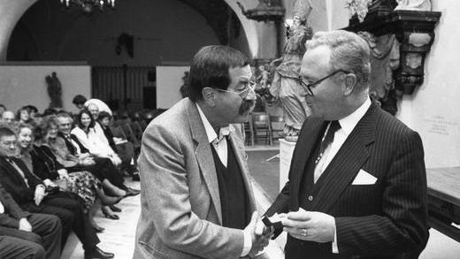Grass, Zeitler - Am 20. November 1988 überreichte Würzburgs OB Klaus Zeitler im Mainfränkischen Museum dem späteren Nobelpreisträger Günter Grass den Leonhard-Frank-Ring, gestiftet von der Arbeitsgemeinschaft Literaturtage und der Leonhard-Frank-Gesellschaft. Grass, Zeitler - Am 20. November 1988 überreichte Würzburgs OB Klaus Zeitler im Mainfränkischen Museum dem späteren Nobelpreisträger Günter Grass den Leonhard-Frank-Ring, gestiftet von der Arbeitsgemeinschaft Literaturtage und der Leonhard-Frank-Gesellschaft.