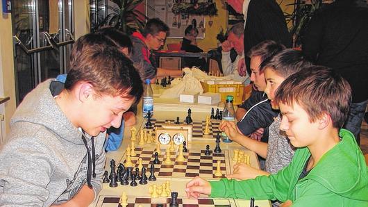 Egal ob jung oder bereits etwas älter, hochkonzentriert wurde beim Thereser Schachpokal um jeden Punkt gespielt.