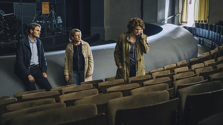 Szene aus dem Franken-'Tatort': Kriminalkommissarin Wanda Goldwasser (Eli Wasserscheid, rechts) und die Kriminalhauptkommissare Paula Ringelhahn (Dagmar Manzel) und Felix Voss (Fabian Hinrichs) erhalten im Bayreuther Festspielhaus einen wichtigen Anruf. Szene aus dem Franken-'Tatort': Kriminalkommissarin Wanda Goldwasser (Eli Wasserscheid, rechts) und die Kriminalhauptkommissare Paula Ringelhahn (Dagmar Manzel) und Felix Voss (Fabian Hinrichs) erhalten im Bayreuther Festspielhaus einen wichtigen Anruf.