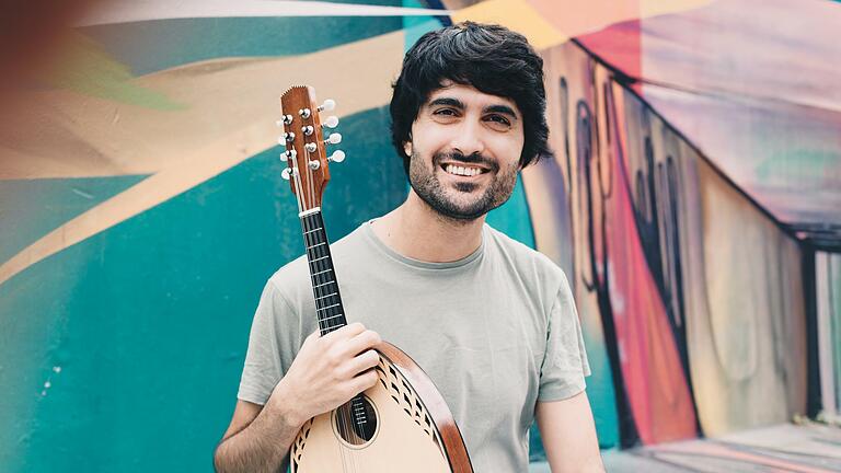 Als Solist wirkt Alon Sariel an der Mandoline mit. Foto: Juliana Farinha - Als Solist wirkt Alon Sariel an der Mandoline mit. Foto: Juliana Farinha Als Solist wirkt Alon Sariel an der Mandoline mit. Foto: Juliana Farinha - Als Solist wirkt Alon Sariel an der Mandoline mit. Foto: Juliana Farinha