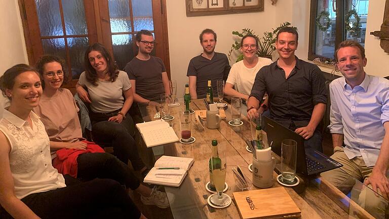 Der Verein Blickrichtung W hat den Kalender herausgebracht (von links) Maria Merz, Johanna Schwab, Julia Warmdt, Johannes Büttner, Christian Merz, Daniela Brandl, Moritz Mandel und Philipp Merz. Der Verein Blickrichtung W hat den Kalender herausgebracht (von links) Maria Merz, Johanna Schwab, Julia Warmdt, Johannes Büttner, Christian Merz, Daniela Brandl, Moritz Mandel und Philipp Merz.