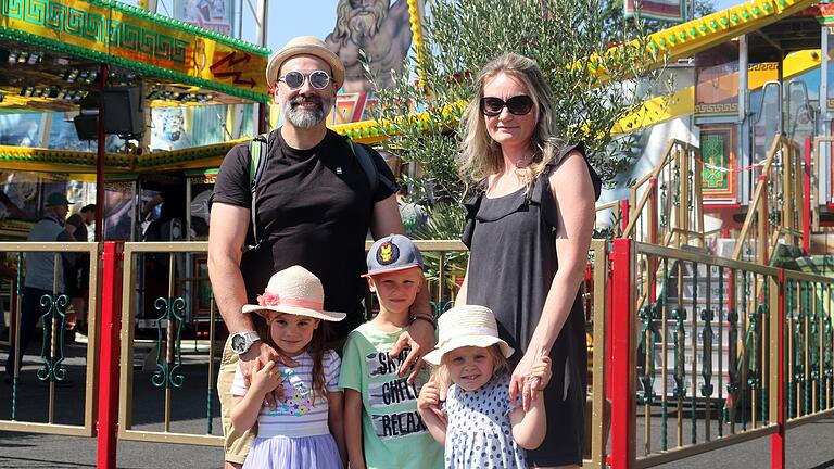Christian und Ines Gross aus Gochsheim nutzen zusammen mit ihren beiden Kindern Amelie (links), Letizia (rechts) und ihrem Patenkind Finn (mitte) den Montagnachmittag für einen Besuch des Schweinfurter Volksfestes. Christian und Ines Gross aus Gochsheim nutzen zusammen mit ihren beiden Kindern Amelie (links), Letizia (rechts) und ihrem Patenkind Finn (mitte) den Montagnachmittag für einen Besuch des Schweinfurter Volksfestes.