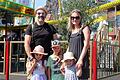 Christian und Ines Gross aus Gochsheim nutzen zusammen mit ihren beiden Kindern&nbsp;Amelie (links), Letizia (rechts) und ihrem Patenkind Finn (mitte) den Montagnachmittag für einen Besuch des Schweinfurter Volksfestes.