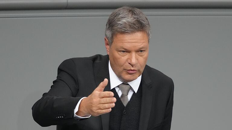 Habeck - Grünen-Kanzlerkandidat Habeck hält eine Erhöhung der Verteidigungsausgaben auf 3,5 Prozent für nötig. Habeck - Grünen-Kanzlerkandidat Habeck hält eine Erhöhung der Verteidigungsausgaben auf 3,5 Prozent für nötig.