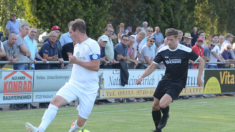 Fußball Bayernliga Nord, TSV Karlburg - Würzburger FV am Mittwoch, 17. Juli 2019: in schwarz David Machau (Karlburg), in weiß Tim Lorenz (Würzburg)