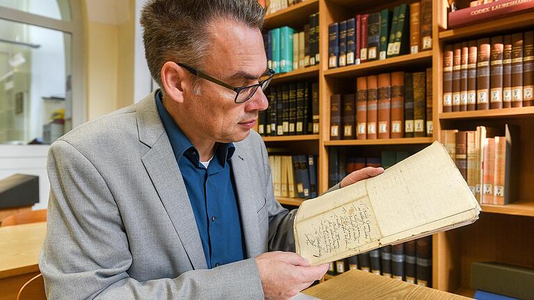 Der Würzburger Historiker Robert Meier hat im Würzburger Staatsarchiv Dokumente gesichtet. Sie belegen: Die Anzahl der Hexenverbrennungen unter Fürstbischof Ehrenberg war geringer als bislang angenommen.