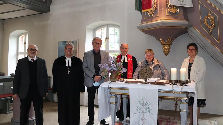 Das Foto zeigt (von links) Dr. Holger Szesnat, Missionsdirektor Hanns Hoerschelmann, Pfarrer Christoph von Seggern, Pfarrer Hans Gernert, Missionsbeauftragte Ruth Niedermüller (Wasserberndorf) und die ehemalige Dekanatsmissionsbeauftragte Inge Derrer (Gräfenneuses) nach dem Aussendungsgottesdienst.