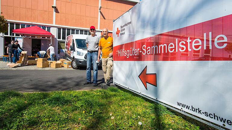 Martin Seltsam und Jörg Klehe arbeiten als ehrenamtliche Helfer in der Hilfsgüter-Sammelstelle des BRK in der Gorch-Fock-Straße 1a in Schweinfurt. Auf rund hundert Quadratmetern werden im Gebäude der alten Feuerwache Hilfsgüter für Geflüchtete aus der Ukraine angenommen und verteilt. Martin Seltsam und Jörg Klehe arbeiten als ehrenamtliche Helfer in der Hilfsgüter-Sammelstelle des BRK in der Gorch-Fock-Straße 1a in Schweinfurt. Auf rund hundert Quadratmetern werden im Gebäude der alten Feuerwache Hilfsgüter für Geflüchtete aus der Ukraine angenommen und verteilt.