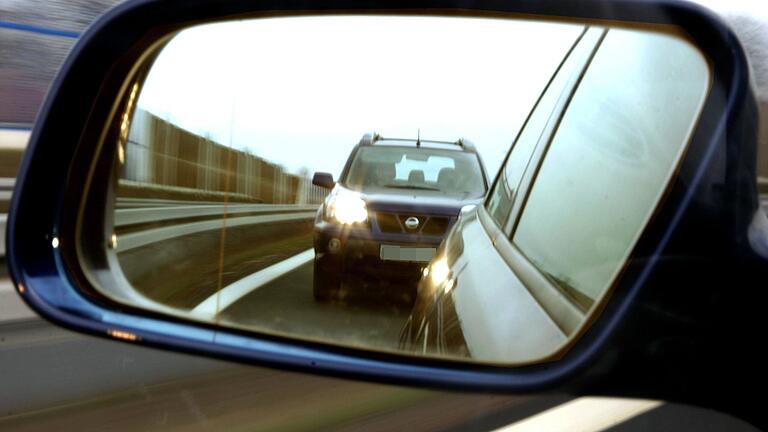 In Unterfranken war zu geringer Sicherheitsabstand 2021 die häufigste Unfallursache. Wegen eines Fehlers im Kontrollsystem konnte die bayerische Polizei monatelang keine Drängler aufspüren. (Symbolbild)&nbsp;