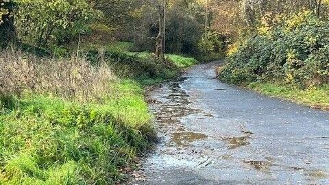 Im Oktober und November floss eine große Menge Wasser vom neuen Pumpwerk über den Unteren Dallenbergweg.&nbsp;