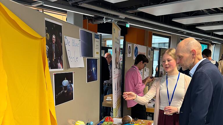 Am Informationsstand zum Projekt 'Blaue Perle' der LMU München: Forscherin Christine Freitag im Gespräch mit einem interessierten Lehrer. Am Informationsstand zum Projekt 'Blaue Perle' der LMU München: Forscherin Christine Freitag im Gespräch mit einem interessierten Lehrer.