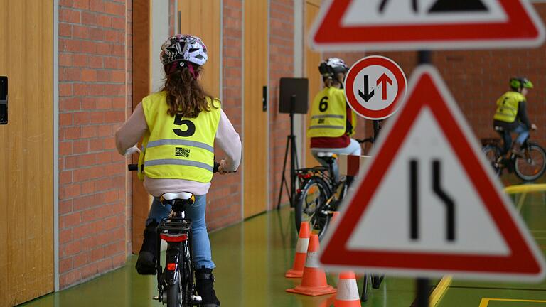 Übung macht den Meister. Das gilt für das Radfahren selbst wie für die Beherrschung der wichtigsten Regeln. Wie hier auf unserem Archivbild aus Kitzingen ist der Fahrrad-Unterricht ein Bestandteil der Grundschulzeit.