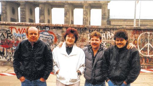 Vor 25 Jahren: Helmut Wolz, Sabine Schuhmann, Robert Dürr und Karl-Hermann Schwarz am Brandenburger Tor.