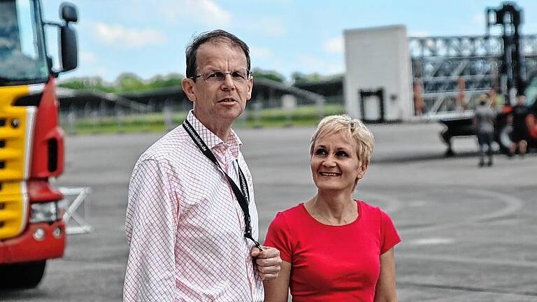 Helmut Mantel, Prokurist der Würzburger Veranstaltungsgesellschaft Manfred Hertlein, ist vom Flugplatz Giebelstadt als Veranstaltungsort begeistert. Hier sollen künftig häufiger Open-Airs stattfinden, findet auch Annette Barreca, Geschäftsführerin der Flugplatz Giebelstadt GmbH.