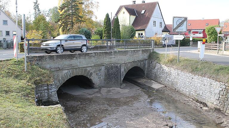 Die Brücke über die Volkach am östlichen Ortsausgang von Dingolshausen ist eine Engstelle, an der sich nach starkem Regen die Wassermassen aufstauen. Die Brücke über die Volkach am östlichen Ortsausgang von Dingolshausen ist eine Engstelle, an der sich nach starkem Regen die Wassermassen aufstauen.