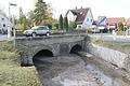 Die Brücke über die Volkach am östlichen Ortsausgang von Dingolshausen ist eine Engstelle, an der sich nach starkem Regen die Wassermassen aufstauen.