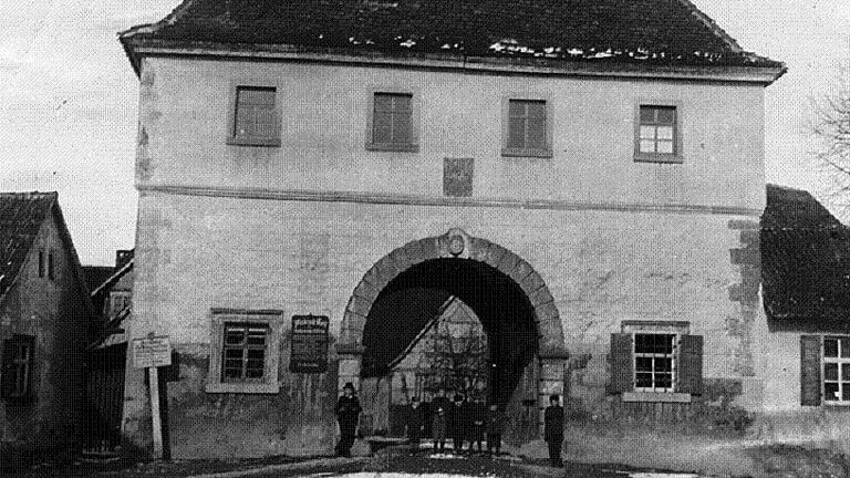 Das Rügheimer Tor um 1900: Die erste Einrichtung für Hofheims Kinder war im heutigen Rügheimer Tor, damals noch mit einem mit Anbau. Das Rügheimer Tor um 1900: Die erste Einrichtung für Hofheims Kinder war im heutigen Rügheimer Tor, damals noch mit einem mit Anbau.