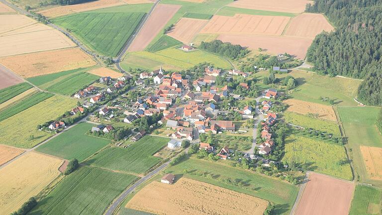 Unser zweites Rätselfoto hat es ebenfalls in sich. Ein kleiner Tipp: Das gesuchte Dorf liegt sehr zentral im Landkreis und trägt den Titel das &quot;Blumendorf&quot;.