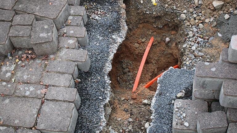 Nach heftiger Kritik an der Bauqualität beim Glasfaserausbau in Lohr gilt derzeit ein von der Baufirma Circet selbstauferlegter Baustopp. In verschiedenen Stadtteilen wie hier in Rodenbach laufen Arbeiten zur Kontrolle der bisherigen Arbeitsqualität und zur Nachbesserung.&nbsp;