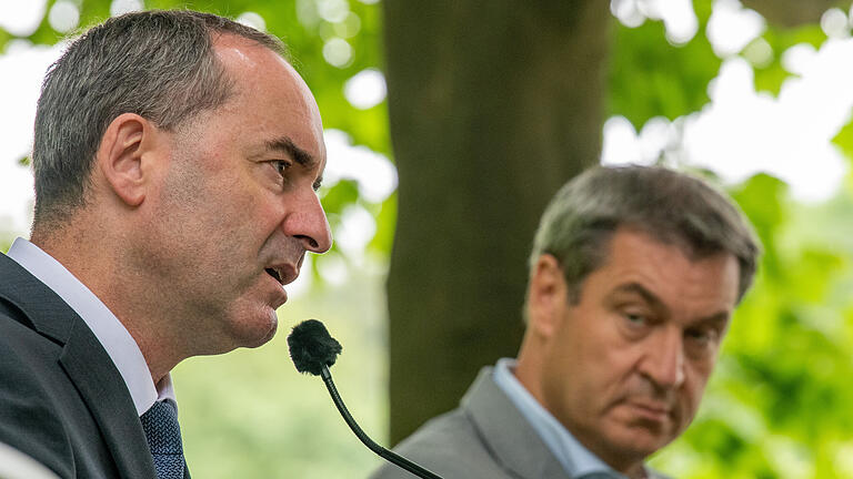 KINA - Minister behält sein Amt nach schlimmen Vorwürfen.jpeg - Hubert Aiwanger (links) und Markus Söder beharken sich schon vor Beginn der neuen Koalitionsverhandlungen heftig. KINA - Minister behält sein Amt nach schlimmen Vorwürfen.jpeg - Hubert Aiwanger (links) und Markus Söder beharken sich schon vor Beginn der neuen Koalitionsverhandlungen heftig.