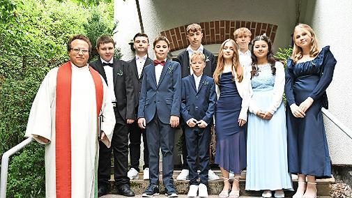 Im Bild vor dem Festgottesdienst (von links): Pfarrer Martin Hild, Jonas Spath, Finn Stelzer, Marlon Dauer, Timo Hesler, Yoshua Schölzke, Lina Gedeberg, Benjamin Kuran, Norah Nöth, Alisa Schmidt       -  Im Bild vor dem Festgottesdienst (von links): Pfarrer Martin Hild, Jonas Spath, Finn Stelzer, Marlon Dauer, Timo Hesler, Yoshua Schölzke, Lina Gedeberg, Benjamin Kuran, Norah Nöth, Alisa Schmidt