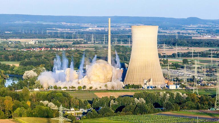 Mehrere tausend Zuschauerinnen und Zuschauer beobachteten die Sprengung der Kühltürme am stillgelegten Kernkraftwerk Grafenrheinfeld am 16. August. Sie hatte sich wegen einer Aktion eines Pro-Atomkraft-Aktivisten um rund eineinhalb Stunden verzögert.