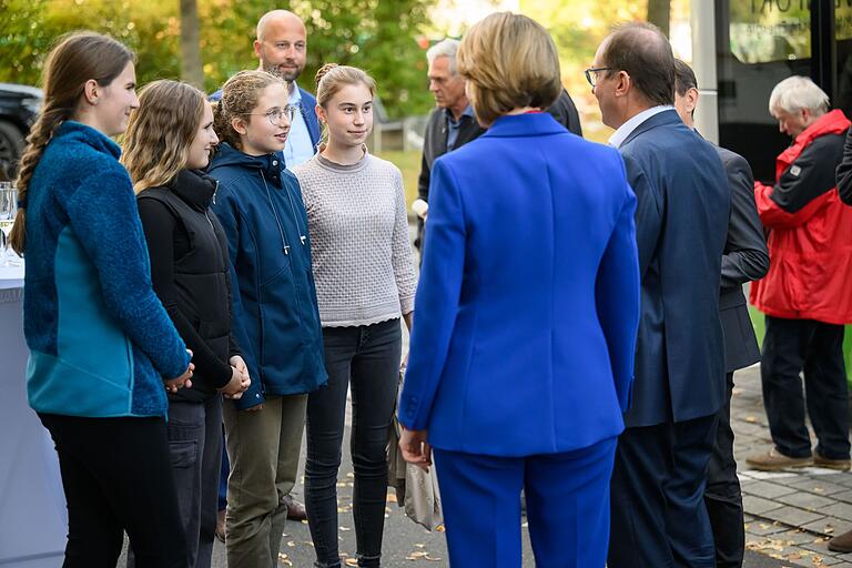 Interview über Bundespolitik: Redakteurinnen einer Schweinfurter Schülerzeitung befragen die Abgeordneten Anja Weisgerber und Alexander Dobrindt. Interview über Bundespolitik: Redakteurinnen einer Schweinfurter Schülerzeitung befragen die Abgeordneten Anja Weisgerber und Alexander Dobrindt.