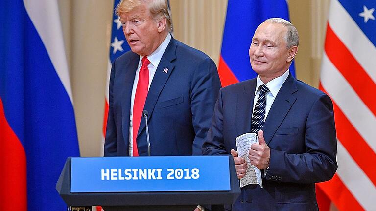 FINLAND-US-RUSSIA-POLITICS-DIPLOMACY-SUMMIT       -  Für den Auftritt in Helsinki erntet Donald Trump zuhause verheerende Kommentare: Er sei bei der Frage nach russischen Wahlmanipulationen Russlands Präsident Wladimir Putin viel zu weit entgegengekommen.