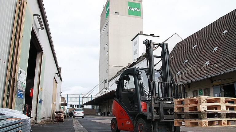 Die Baywa schließt in Karlstadt den Agrarhandel. Ortsbildprägend ist der Siloturm. Rechts das alte Lagerhaus, links die Palettenhalle.