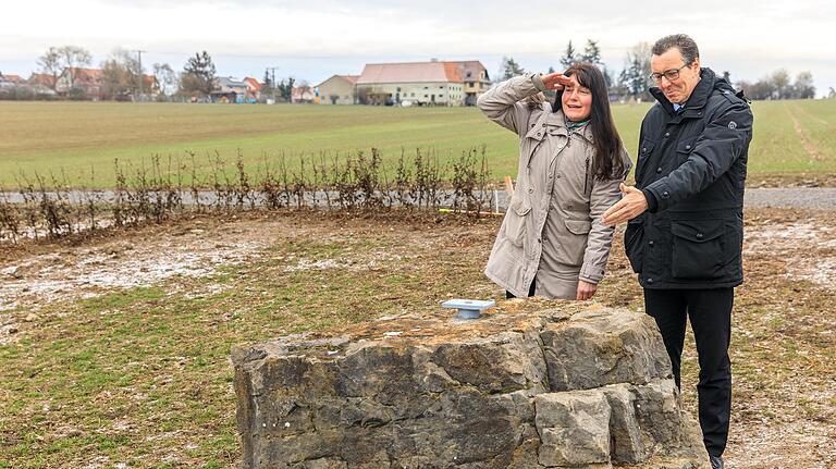 Bürgermeister Jürgen Götz und Landwirtin Karin Keßler am künftrigen EU-Mittelpunkt in Gadheim.