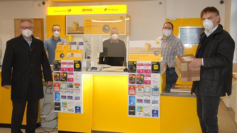 Über die Eröffnung der neuen Kitzinger Postfiliale in der Inneren Sulzfelder Straße 13 freuen sich (hinten von links) Betreiber Julian Lindner, dessen Vater Wolfgang Linder und Mitarbeiter David Jones, sowie (vorne von links) DHL-Vertriebsleiter Frank Scheller und DHL-Vertriebsmanager Hans-Peter Grassano. Über die Eröffnung der neuen Kitzinger Postfiliale in der Inneren Sulzfelder Straße 13 freuen sich (hinten von links) Betreiber Julian Lindner, dessen Vater Wolfgang Linder und Mitarbeiter David Jones, sowie (vorne von links) DHL-Vertriebsleiter Frank Scheller und DHL-Vertriebsmanager Hans-Peter Grassano.