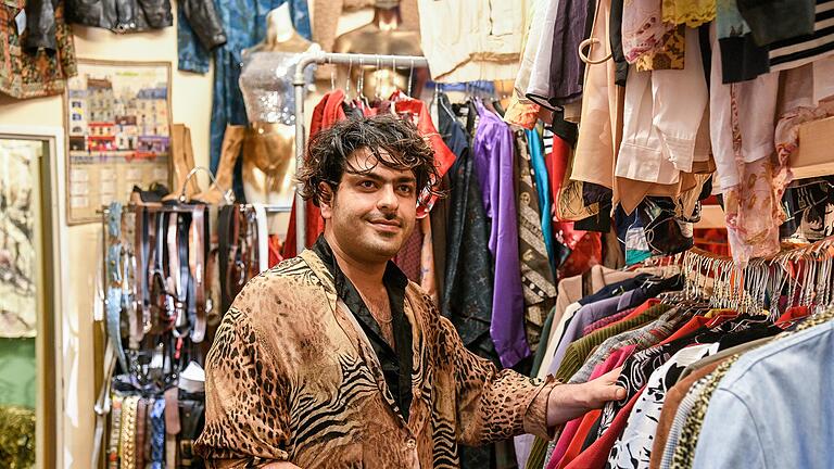 Der Inhaber des 'Exklave', Armin Jahani Zadeh, verkauft in seinem Geschäft Vintage- und Second Hand-Bekleidung.