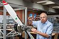 An einem Wasserstoffantrieb für ein einmotoriges Kleinflugzeug wird an der Technischen Hochschule Würzburg-Schweinfurt gearbeitet. Im Bild Professor Winfried Wilke, Leiter des Studiengangs Wasserstofftechnik, in einem Labor in Schweinfurt. Er zeigt hier das Antriebssystem des Flugzeuges.