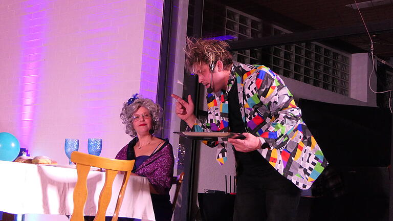 Dem berühmten Vorbild &quot;Dinner for One&quot; nachempfunden folgte &quot;Betreuer&quot; Tobias Vollert beim &quot;Kappenabend for One&quot; den Anweisungen der &quot;90-jährigen&quot; Wilma Böhm und inszenierte &quot;das gleiche Prozedere wie jedes Jahr&quot;.